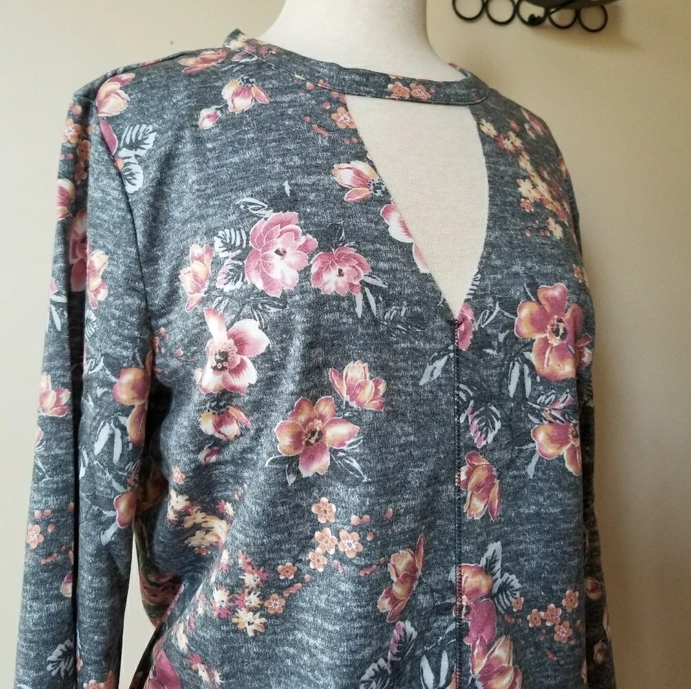 Gypsies & Moondust Cutout Bell Sleeve Blou… - Picture 2 of 8